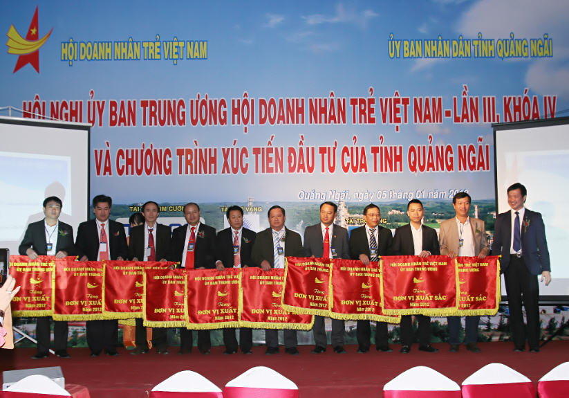 TRUNG ƯƠNG HỘI DNT VIỆT NAM TẶNG CỜ THI ĐUA XUẤT SẮC CHO HỘI DNT HẢI DƯƠNG 